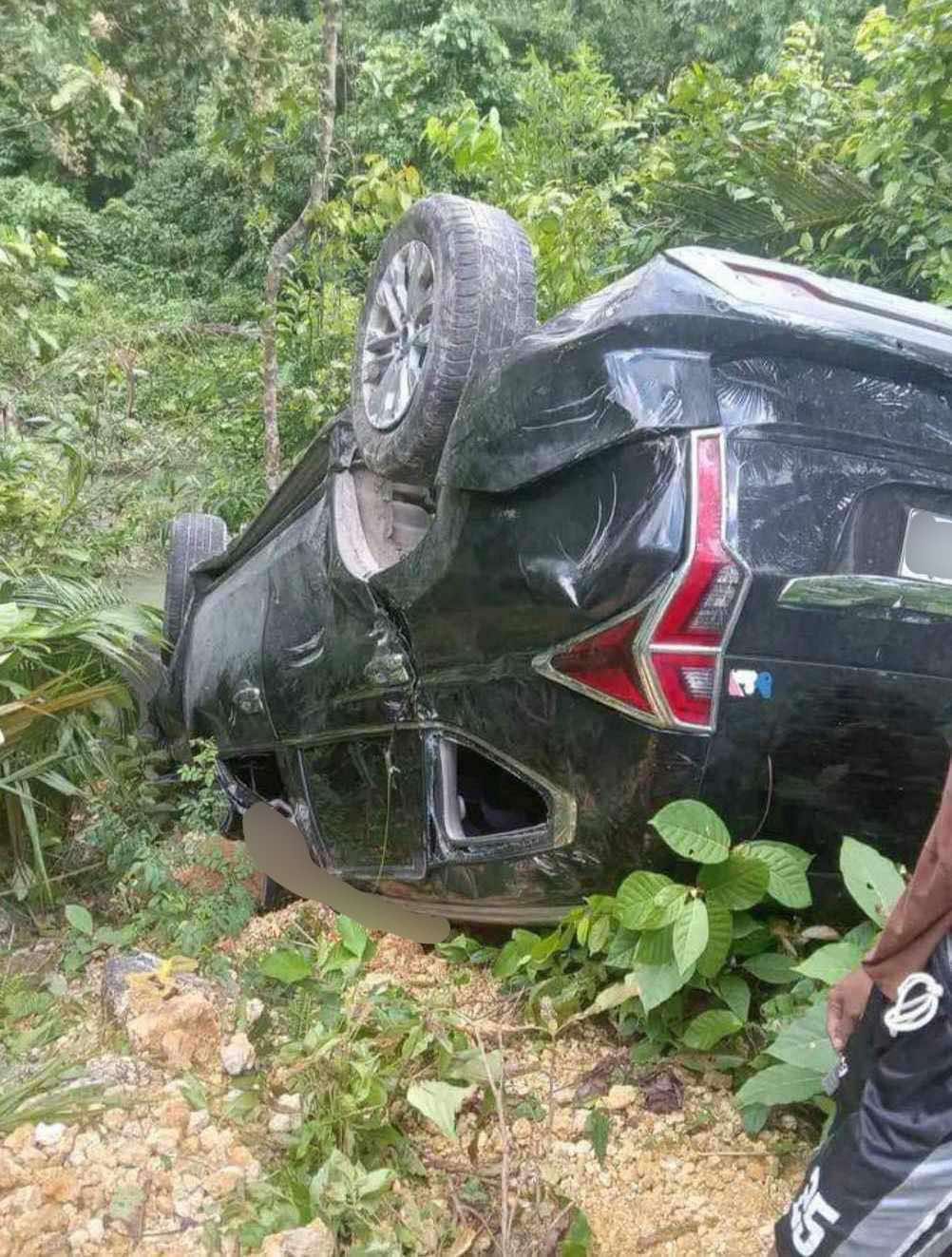 Cebu accidents: Motorcycle slams into backhoe, SUV falls off ravine. Photo is the Mitsubishi Montero Sport that fell off a ravine in Barangay Esperanza, Aloguinsan town in southwestern Cebu, killing the driver. | Contributed photo via Paul Lauro