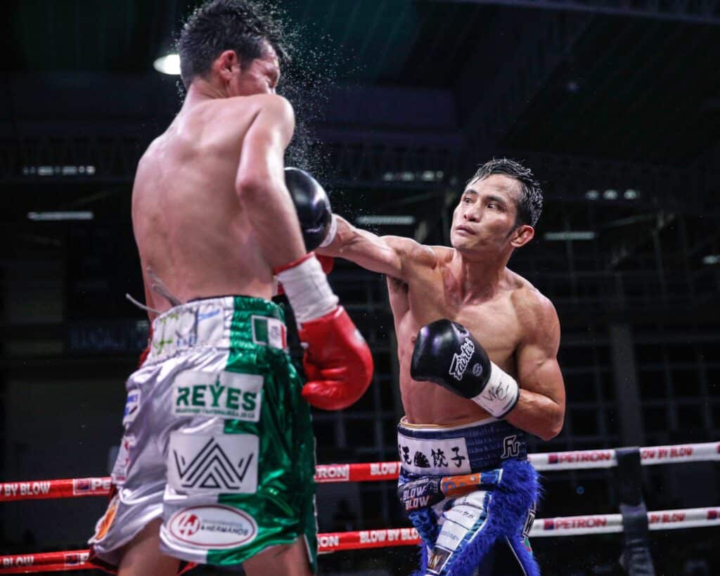 Jerusalem outclasses Mexican challenger in title defense. In photo is Melvin Jerusalem landing a right straight to Luis Castillo. | Sanman photo