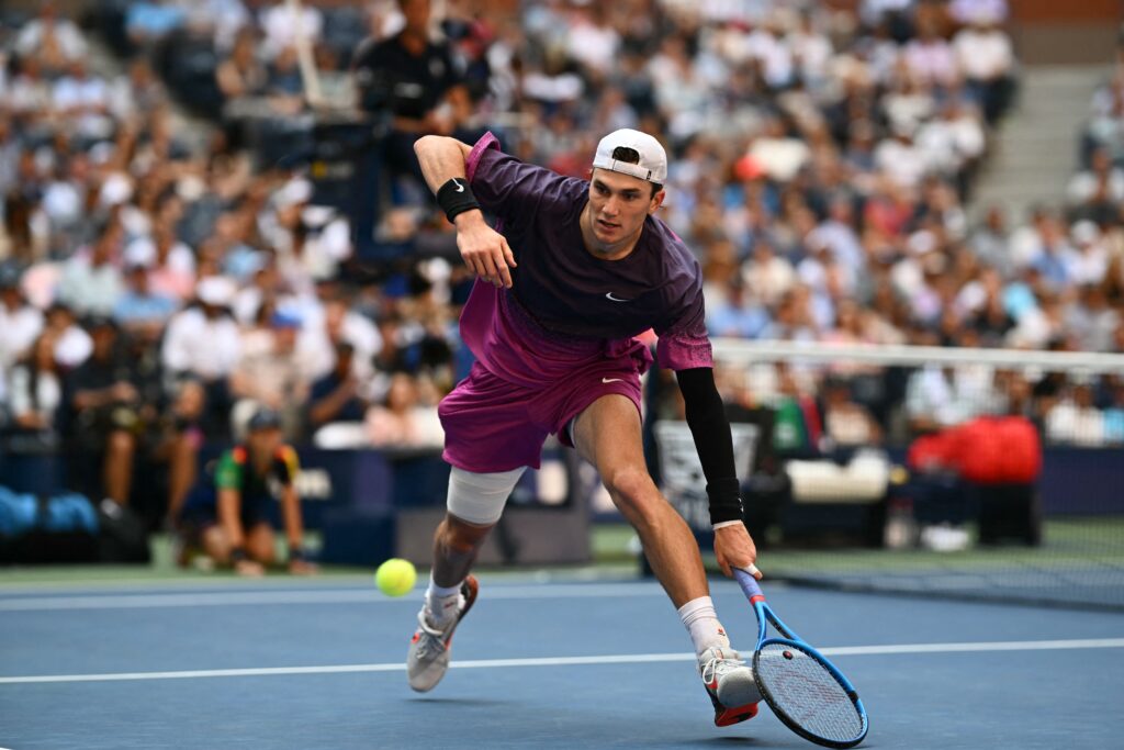 US Open: Draper in semis, Swiatek plans to halt American surge. In photo is Britain's Jack Draper playing a return to Australia's Alex de Minaur during their men's quarterfinals match on day ten of the US Open tennis tournament at the USTA Billie Jean King National Tennis Center in New York City, on September 4, 2024. | Photo by ANGELA WEISS / AFP