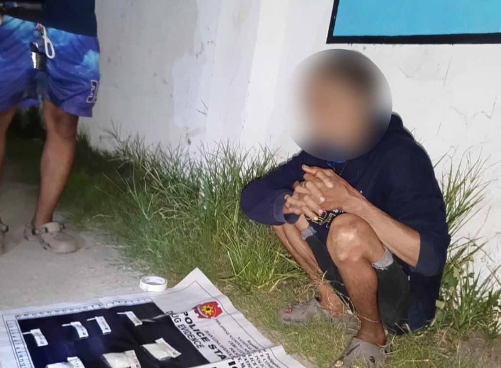 Cebu City: Roving policemen catch man with half-a-million shabu. In photo are Mabolo police confiscating suspected shabu worth P511,360 from a high-value individual (HVI) spotted by roving officers in Sitio Malinaw, Barangay Carreta, Cebu City, around 9:20 p.m. on Wednesday, September 4. | Contributed photo