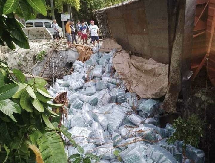 Two males injured in Oslob, Cebu after cargo truck overturns