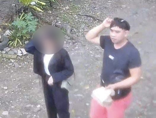 Toledo mayor: P100K for info on suspect in lodging house murder. Photo shows the suspect being the last person seen accompanying the victim (left).