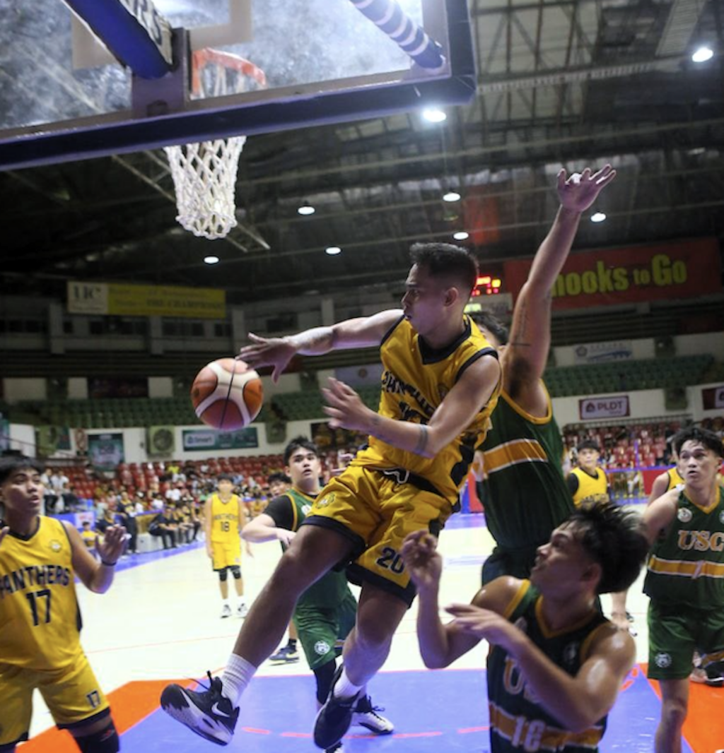 Cesafi Season 24: Panthers outlast Warriors. In photo is Neon Chavez of USPF dropping a pass to Ian Paquibot during their Cesafi Season 24 game against USC. | Photo from Sugbuanong Kodaker