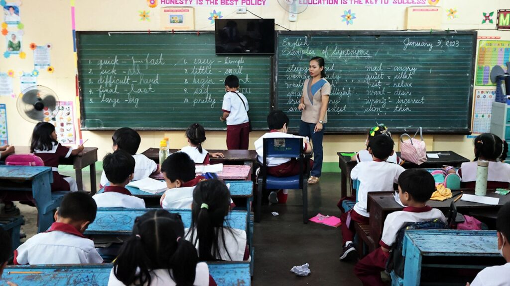 A public school teacher and her students during a classroom exercise. INQUIRER FILES