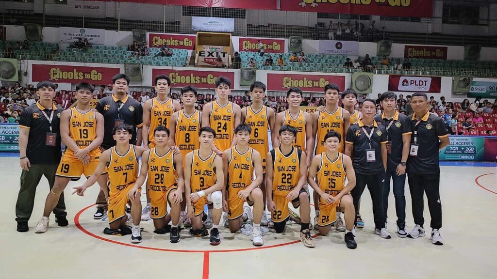 The USJ-R Baby Jaguars players and coaching staff pose for a photo at center court after beating SHS-AdC