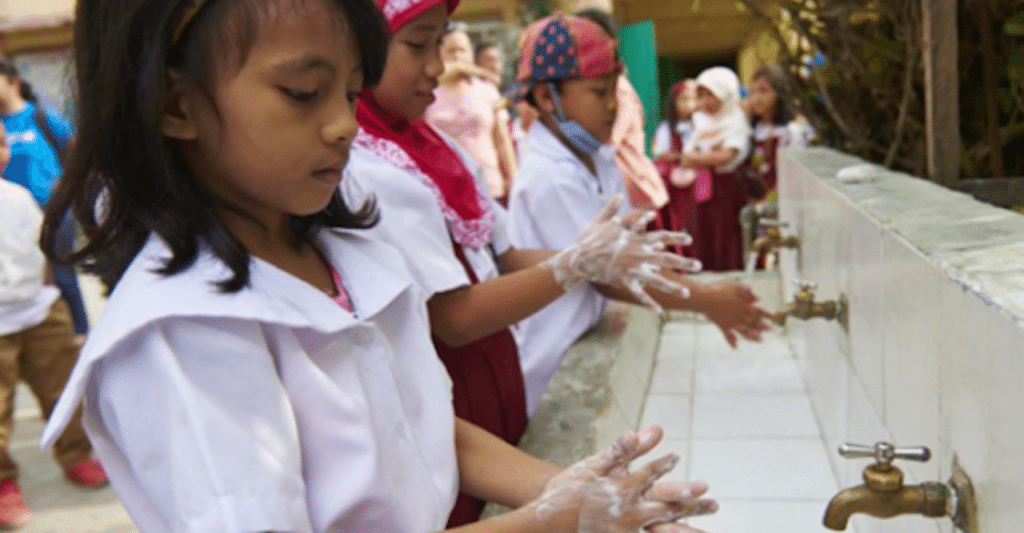 Students wash their hands in their school faucets. | Stock photo CDN Digital