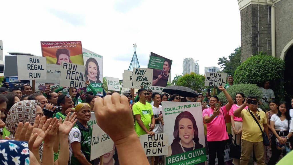 Leaders and members of differents sectors in Mandaue City flock outside the city hall on Thursday to urge city treasurer Atty. Regal Oliva to run as Congresswoman.| Mary Rose Sagarino