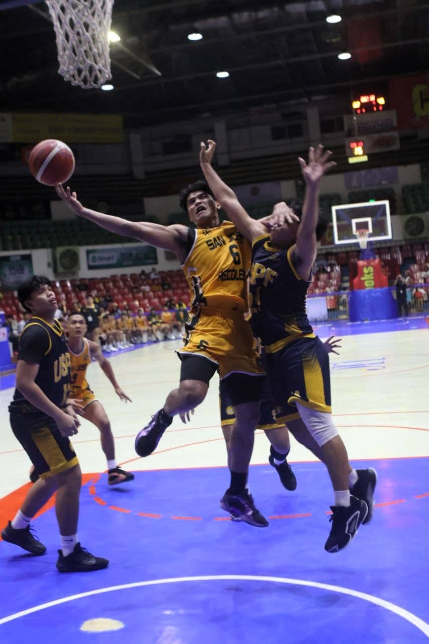 USJ-R's Elmer Echavez Jr. goes hard to the basket during their Cesafi Season 24 game against the USPF Panthers. | Photo from Sugbuanong Kodaker