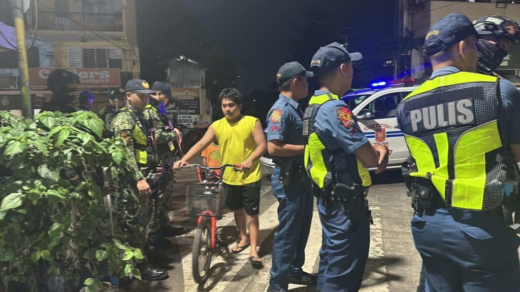 Cebu City shootings: 2 separate attacks, 1 dead, 1 wounded. Policemen secure the crime scene where a man was shot and wounded along T. Padilla St., Cebu City at past 5 a.m. today, October 30. | Paul Lauro