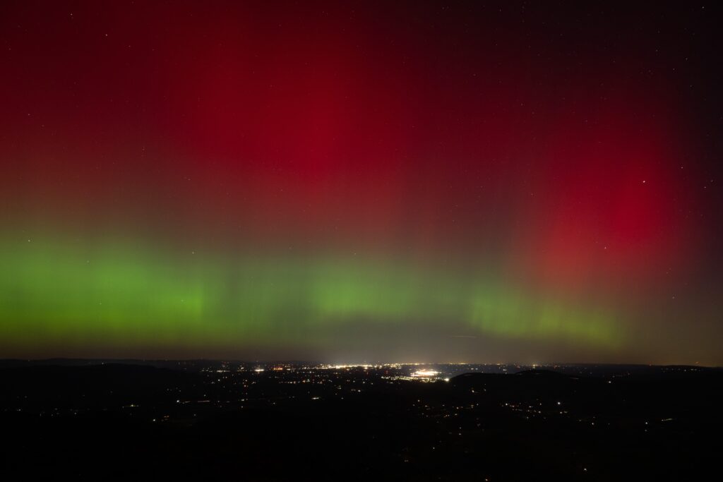 'Party atmosphere': Skygazers treated to another aurora show