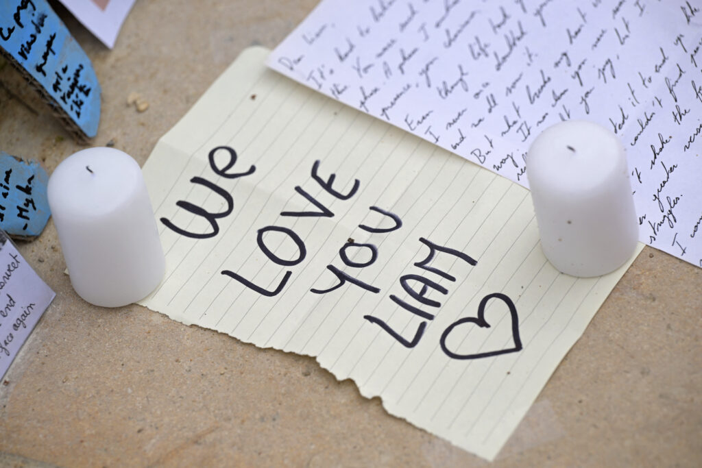 This photograph shows a note displayed as fans gather to pay tribute to late British singer Liam Payne, former member of the British pop band One Direction, at Jardin des Tuileries in Paris, on October 20, 2024. (Photo by Bertrand GUAY / AFP)