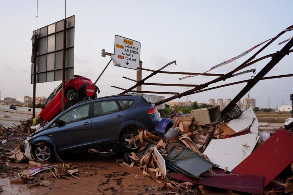 Spain: Rescuers race to save victims as floods kill 95. A picture taken on October 30, 2024 shows piled up cars on the road, south of Valencia, eastern Spain, following deadly floods. Photo by Manaure Quintero / AFP