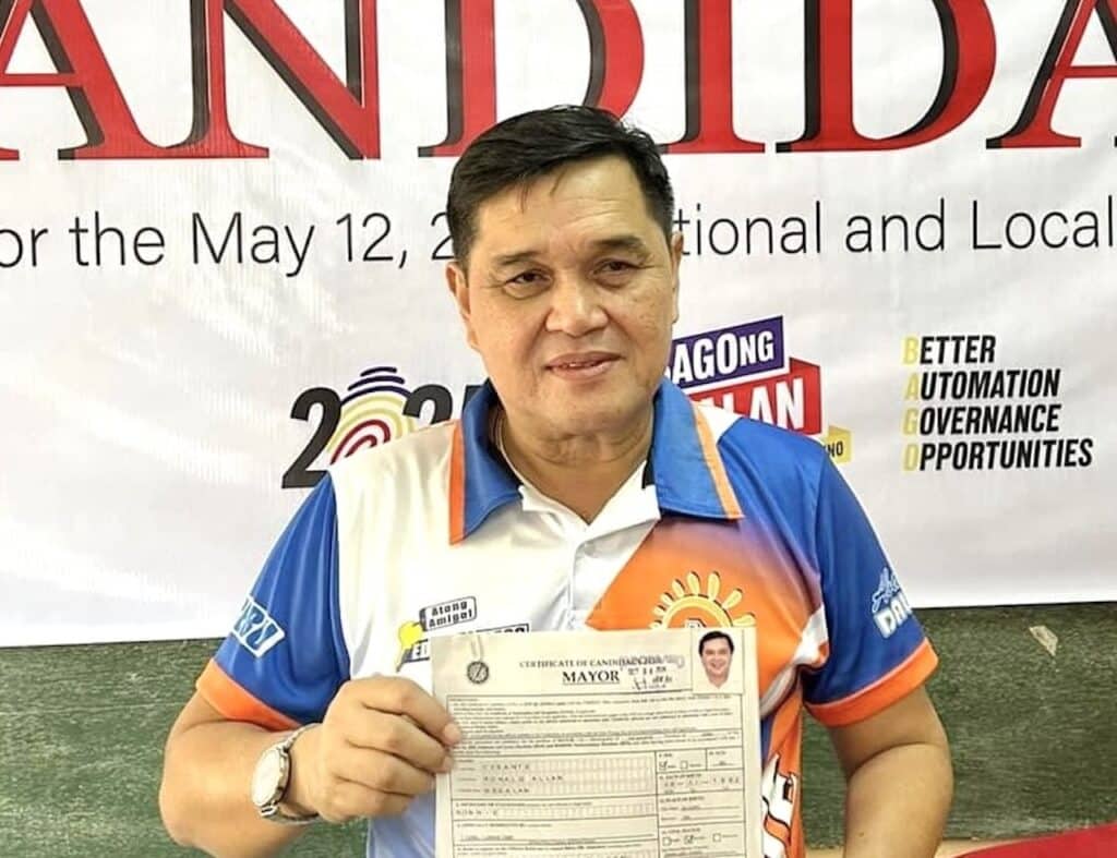 Incumbent Dalaguete mayor Ronald Cesante during his filing of Certificate of Candidacy for reelection on Tuesday, October 8. | Photo from Ronnie Cesanto FB