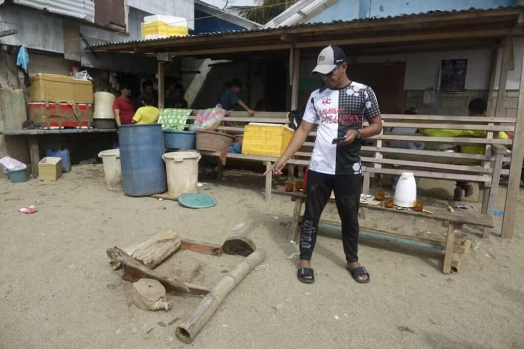 A man points to a believed to be bloodstain in the sand in Sibuco, Zamboanga del Norte on October 18, 2024, where abducted American national Elliot Onil Eastman was shot by gunmen. FILE PHOTO/Agence France-Presse