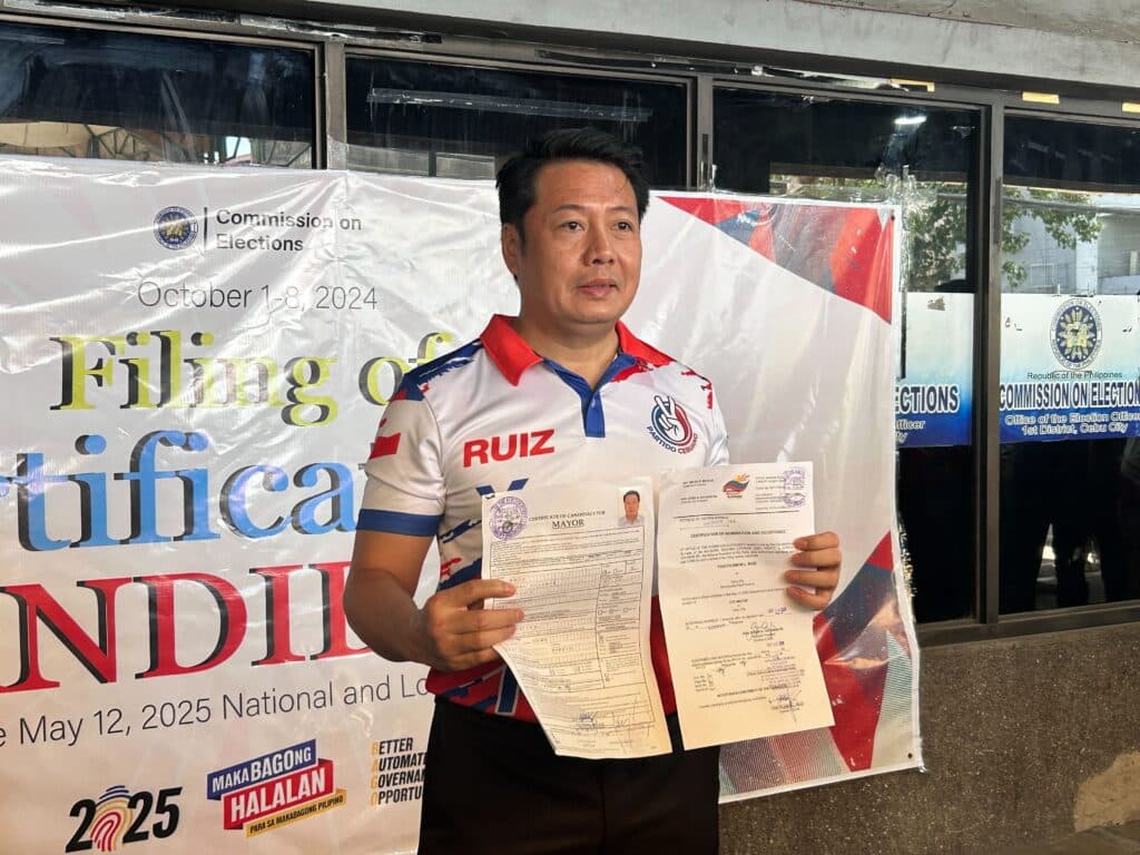 Yogi Ruiz poses for a photo opportunity showing his COC on Monday at Comelec Cebu City. | CDND Photo by Niña Mae Oliverio