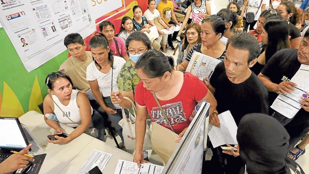 START OF ELECTION SEASON People registering as voters ahead of next year’s midterm polls form a long queue at the Commission of Elections’ (Comelec) satellite office at a mall in Manila on Monday, the last day of voter registration. Comelec also begins today its weeklong schedule for the filing of candidacies. —Richard A. Reyes