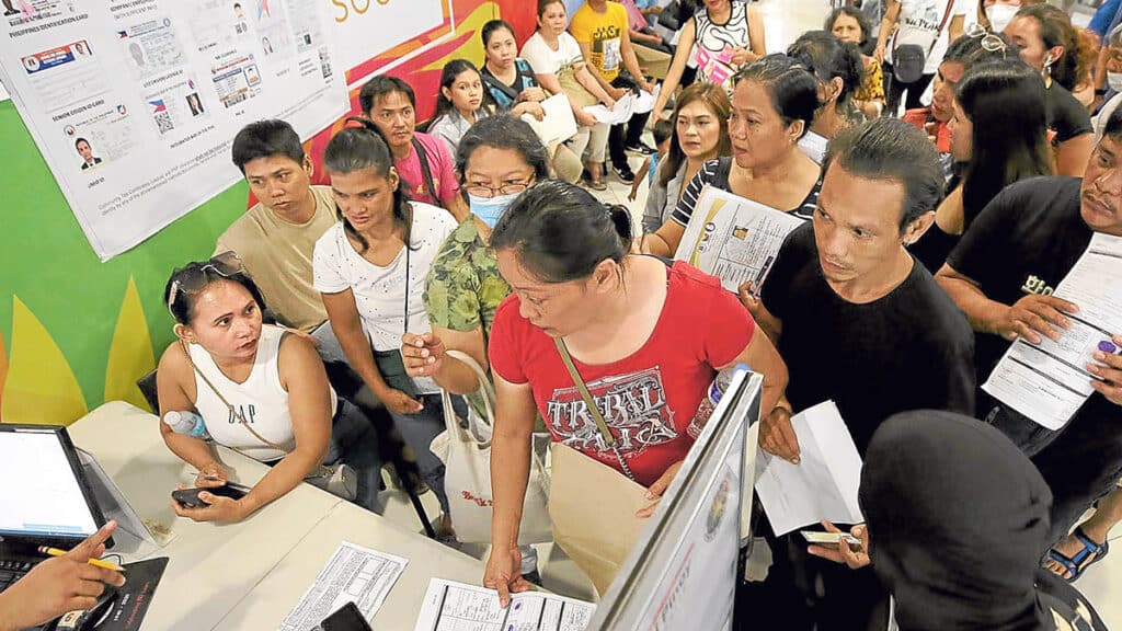 Comelec: Bets have until Oct. 8 to file COCs for 2025 elections. START OF ELECTION SEASON: Photo shows people registering as voters ahead of next year’s midterm polls form a long queue at the Commission of Elections’ (Comelec) satellite office at a mall in Manila on Monday, the last day of voter registration. Comelec also begins today its weeklong schedule for the filing of candidacies. —Richard A. Reyes