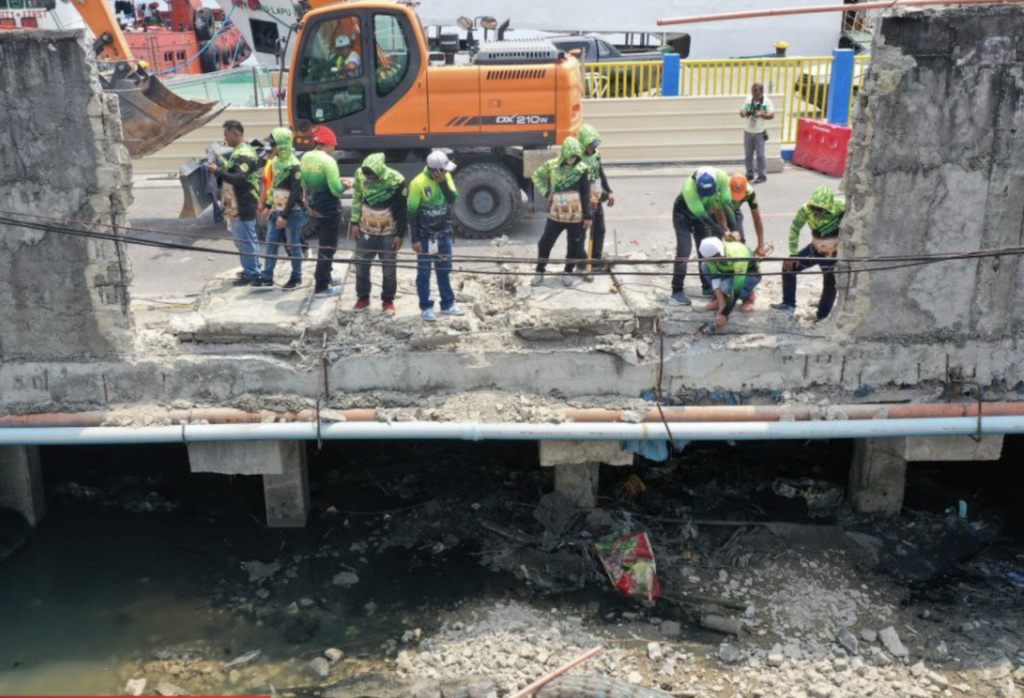 Estero de Parian: Task force destroys Pier 2 wall to curb flooding. In photo estero de parian