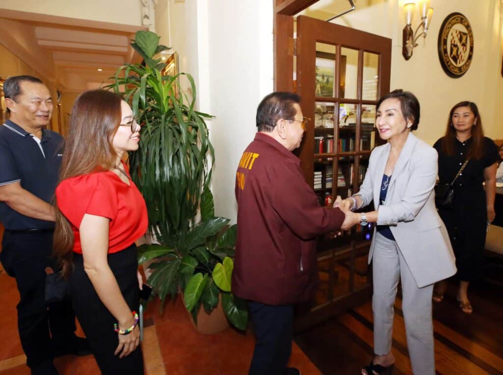 Chavit visits Cebu City, receives warn welcome from local officials