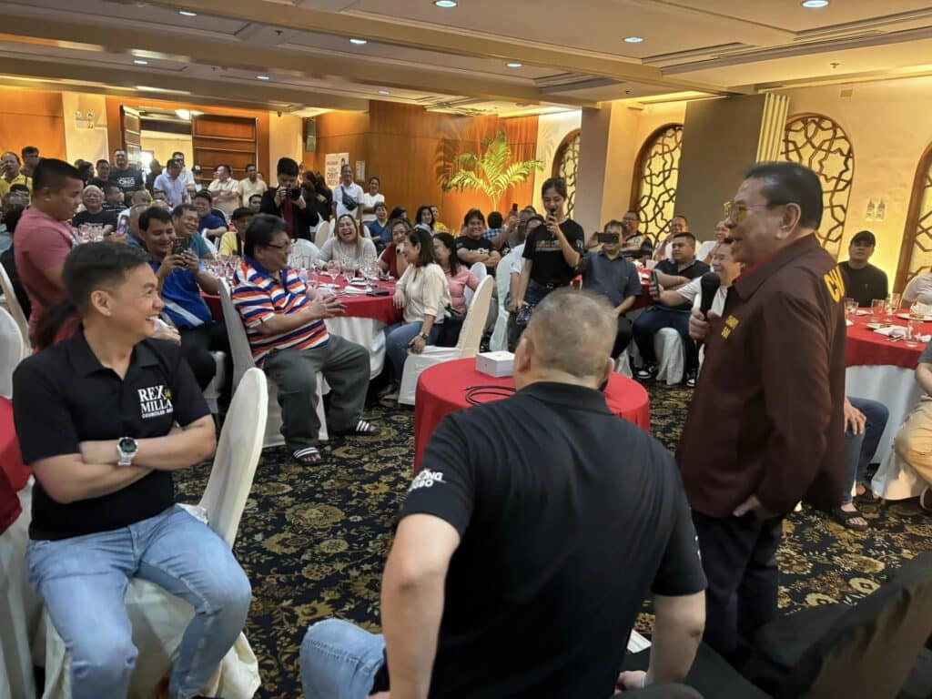 Chavit visits Cebu City, receives warn welcome from local officials