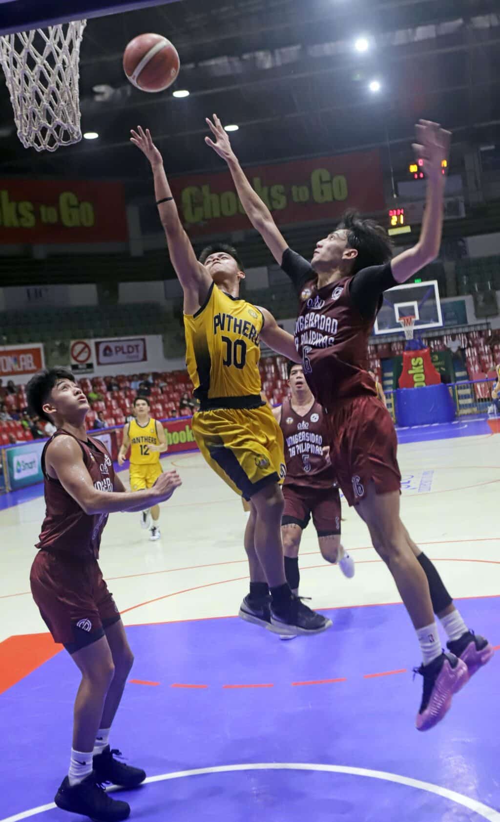 Cesafi: USP-F bounces back strong with win over UP Cebu. Peter John Peteros stretches his hands while going for a layup during their Cesafi game against UP Cebu. | Photo from Sugbuanong Kodaker