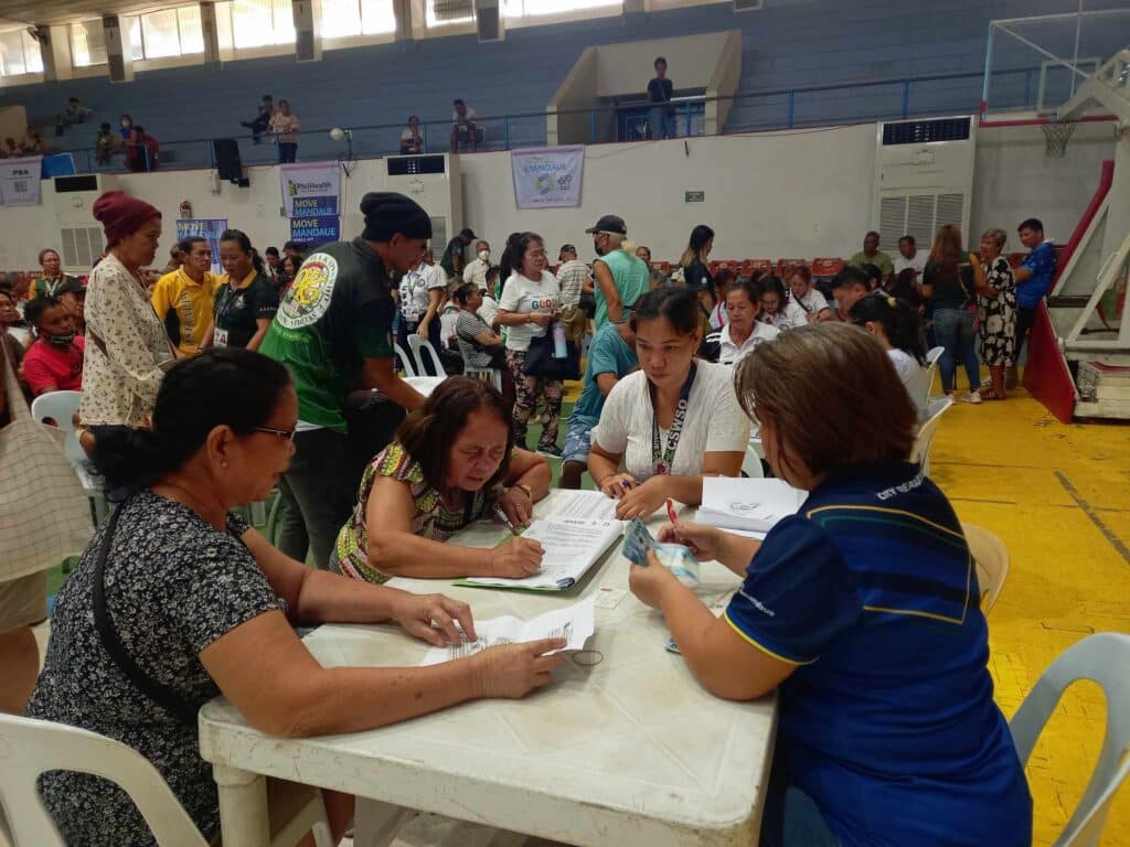 Senior citizens in Mandaue City recieved P5,000 during the distrtribution of the second tranche of their financial assistance on Tuesday, Nov. 12. | Mary Rose Sagarino