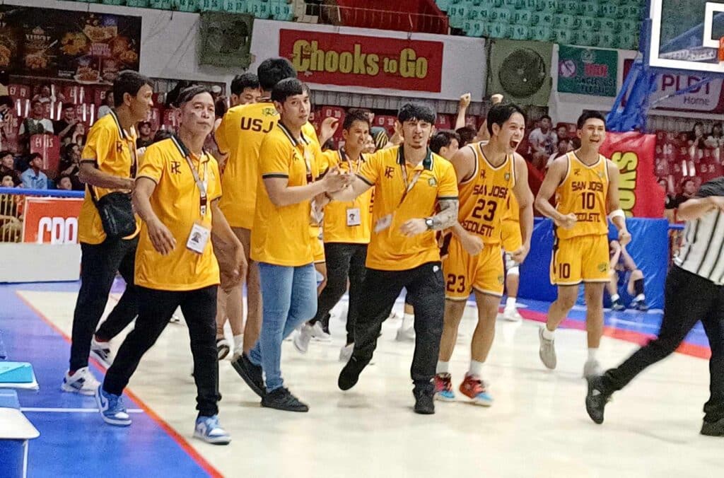 Cesafi Final 4: Baby Jaguars beat Baby Webmasters, get finals slot. USJ-R's bench celebrates after defeating UC in the Cesafi Season 24 semifinals. | Glendale Rosal