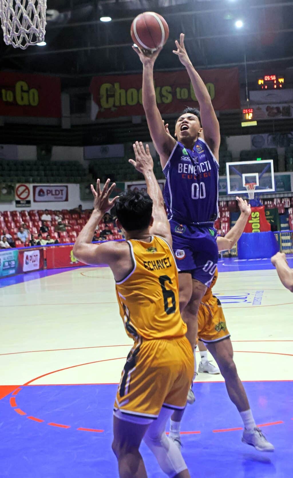 Benedicto College's Denrick Orgong goes for a jumper while defended by USJ-R's Elmer Echavez. | Photo from Sugbuanong Kodaker