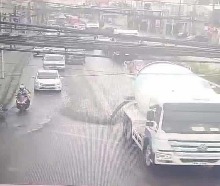 This is a screenshot of a CCTV footage of the truck that spilled cement along the highway in A.S. Fortuna St., Mandaue City. | CCTV footage via Mary Rose Sagarino