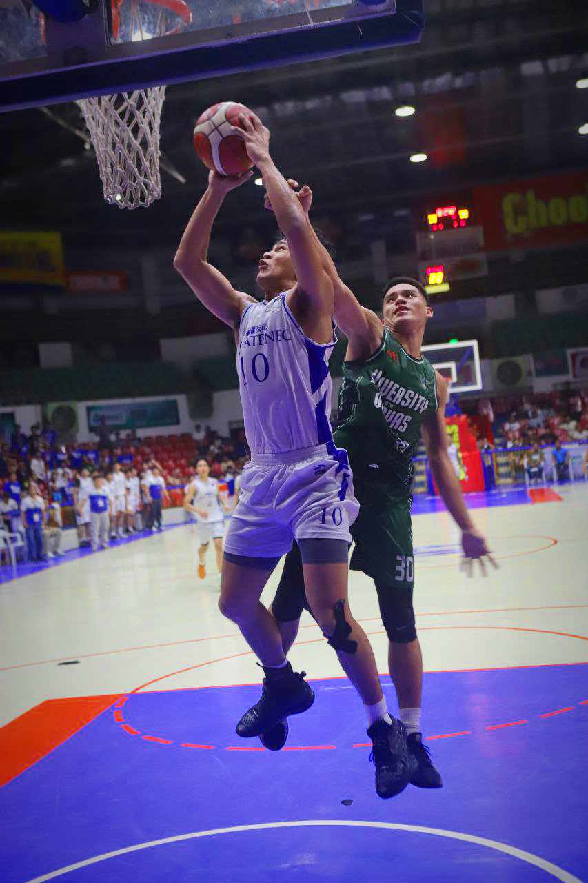 Cesafi Final 4: Magis Eagles beat Baby Lancers, book finals berth. SHS-AdC's Jelo Mar Rota goes hard for a basket while heavily defended by UV's Roderick Cambarijan. | Photo from Sugbuanong Kodaker