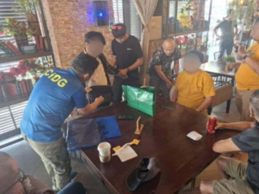 A radio blocktimer was arrested in an entrapment operation by Criminal Investigation and Detection Group (CIDG) Cebu City Field Unit and Talisay City Police Station this afternoon (November 28) inside a mall in Talisay City because he allegedly tried to extort money from a politician. I Contributed photo