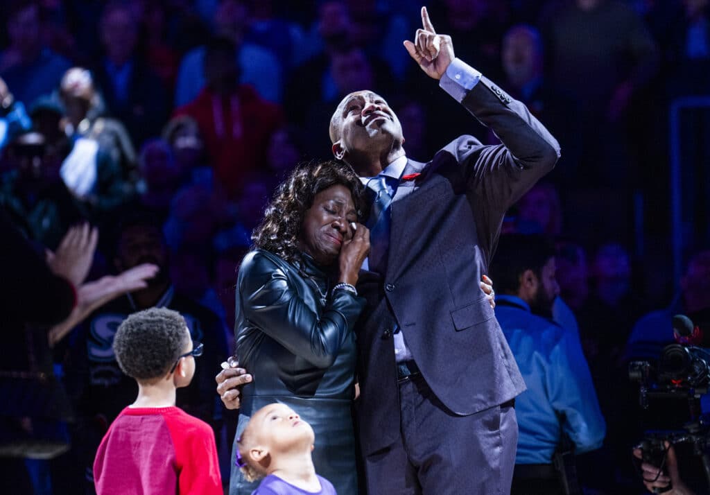 NBA: Toronto Raptors retire former star Vince Carter’s jersey. Vince Carter, a former player of the Toronto Raptors, watches with his mother Michelle as a banner is raised with the number 15 during his jersey retirement ceremony at half time in the game between the Toronto Raptors and the Sacramento Kings at the Scotiabank Arena on November 2, 2024 in Toronto, Ontario, Canada. | Photo by MARK BLINCH/ Getty Images via AFP