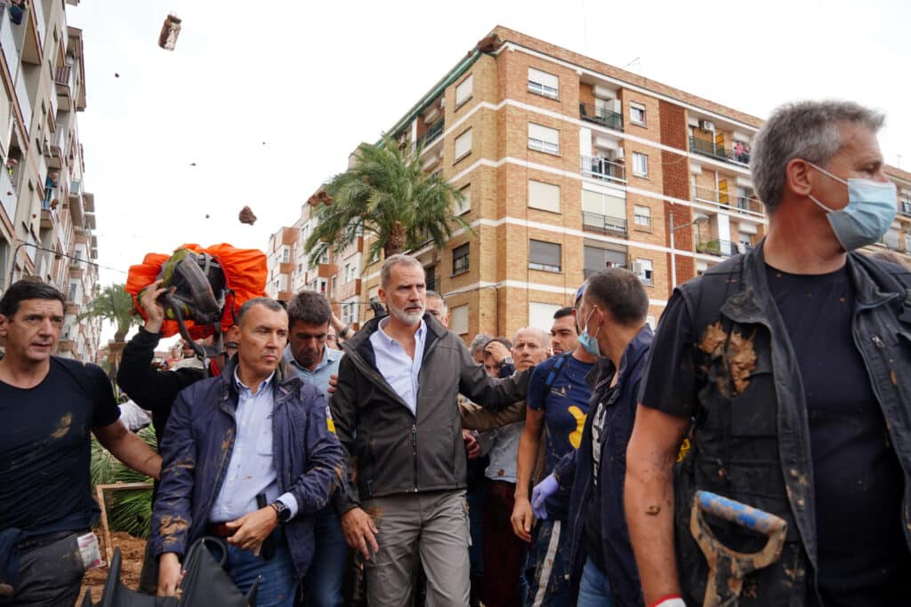 Spain: Crowds hurl mud at King on visit to flood disaster town