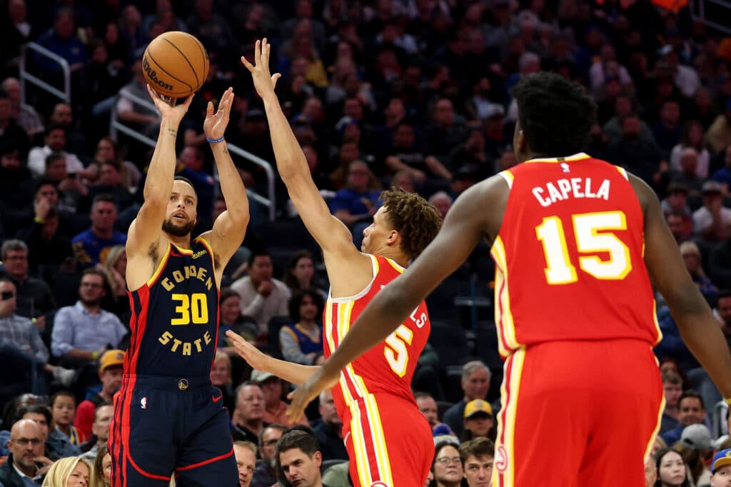 Stephen Curry #30 of the Golden State Warriors shoots over Dyson Daniels #5 of the Atlanta Hawks in the second half at Chase Center on November 20, 2024 in San Francisco, California.| Ezra Shaw/Getty Images/AFP