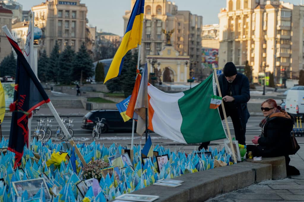 US to Ukraine: Draft 18-year-olds to fight Russia. In photo, people visit the makeshift memorial paying tribute to Ukrainian and foreign fighters at the Independence Square in Kyiv, on November 26, 2024, amid the Russian invasion of Ukraine. (Photo by Tetiana DZHAFAROVA / AFP)