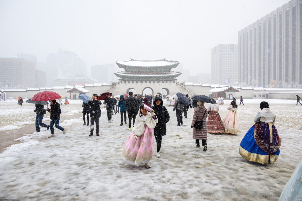 Seoul, South Korea hit by record snowfall