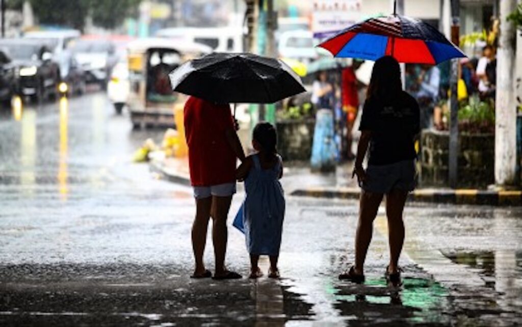 Pagasa: 3 weather systems continue to bring rains over parts of PH. (PNA photo by Joan Bondoc)