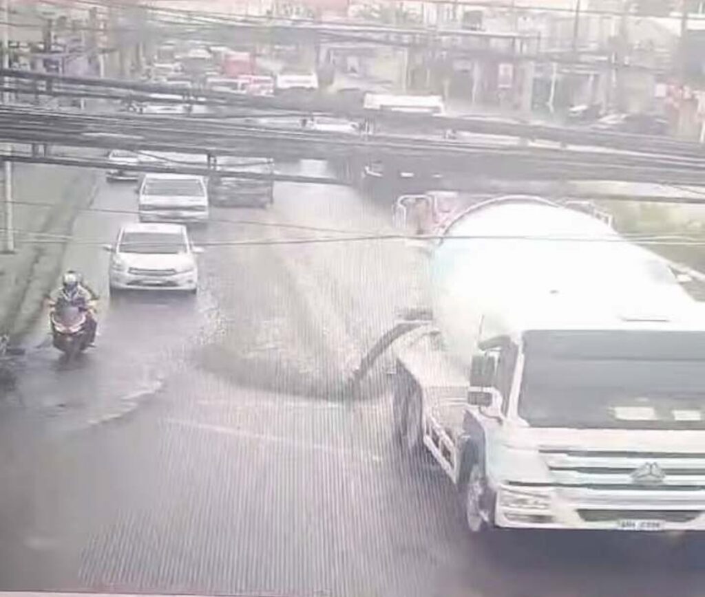 This is a screenshot of a CCTV footage of the truck that spilled cement along the highway in A.S. Fortuna St., Mandaue City. | CCTV footage via Mary Rose Sagarino