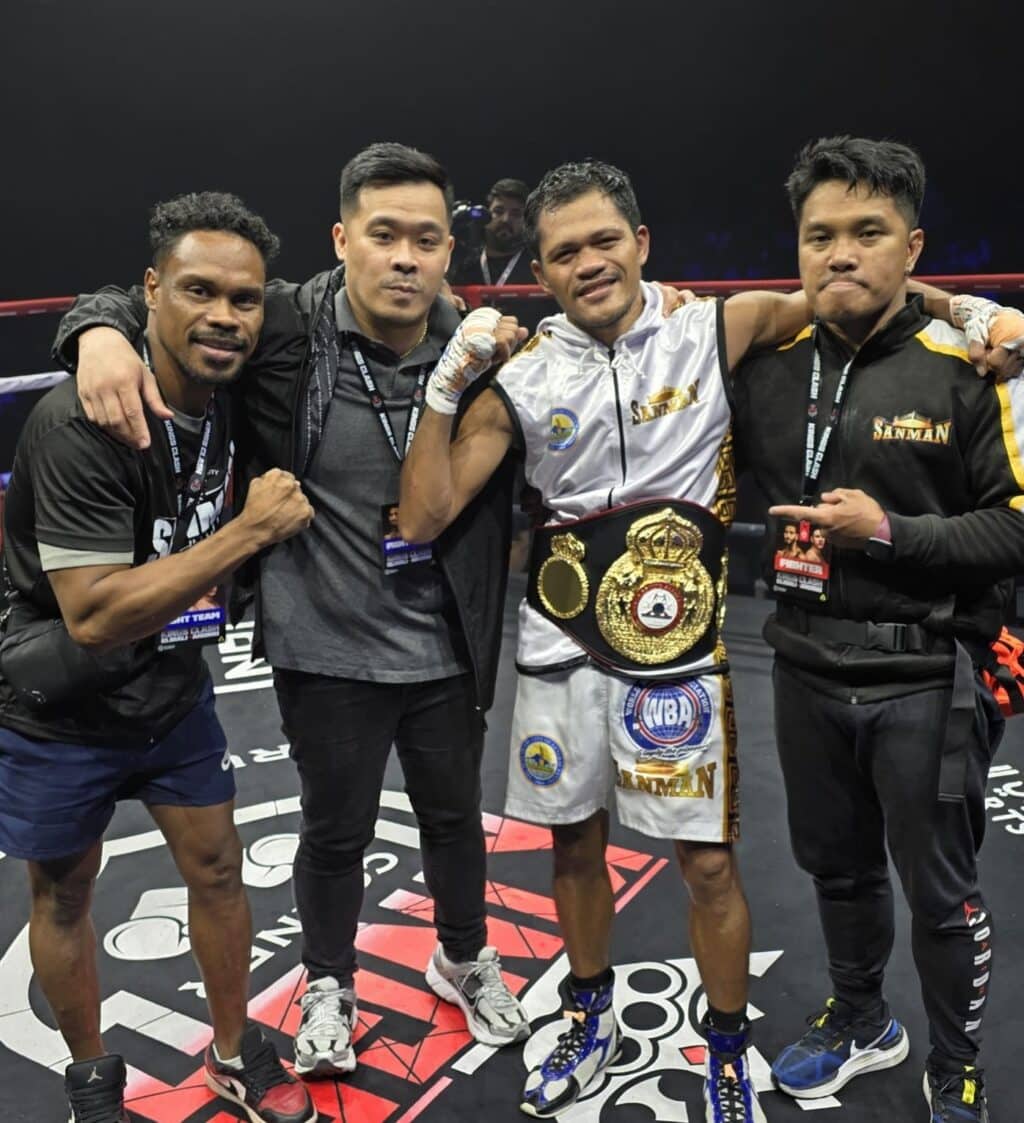 Froilan Saludar celebrates with his team, including promoter JC Manangquil (second from left)