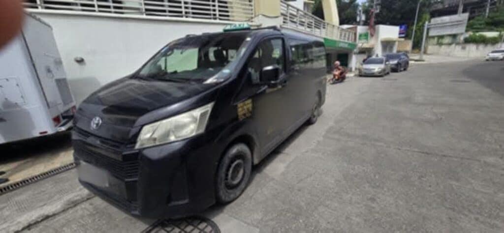 The taxicab driver who contracted passengers and asked for a higher fare was arrested by Mactan airport security personnel. | Contributed photo via Futch Anthony Inso