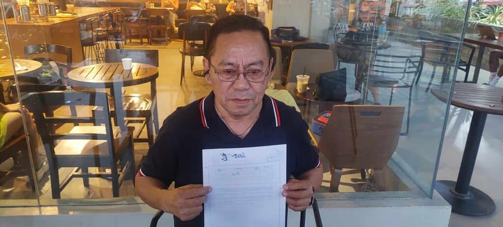 Lawyer insists dismissed Mandaue mayor violated election law. In photo is Lawyer Ervin Estandarte showing to the members of the media the Certificate of Candidacy (COC) of dismissed Mandaue City Mayor Jonas Cortes where he fails to disclose his pending dissmisal case.| Futch Anthony Inso