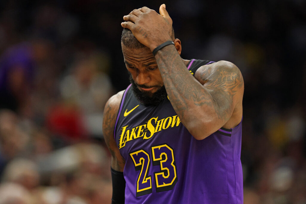 NBA: LeBron in shooting slump, Lakers struggle in offense. In photo LeBron James #23 of the Los Angeles Lakers looking on against the Minnesota Timberwolves in the third quarter at Target Center on December 02, 2024 in Minneapolis, Minnesota. The Timberwolves defeated the Lakers 109-80. | Photo by David Berding/Getty Images via AFP