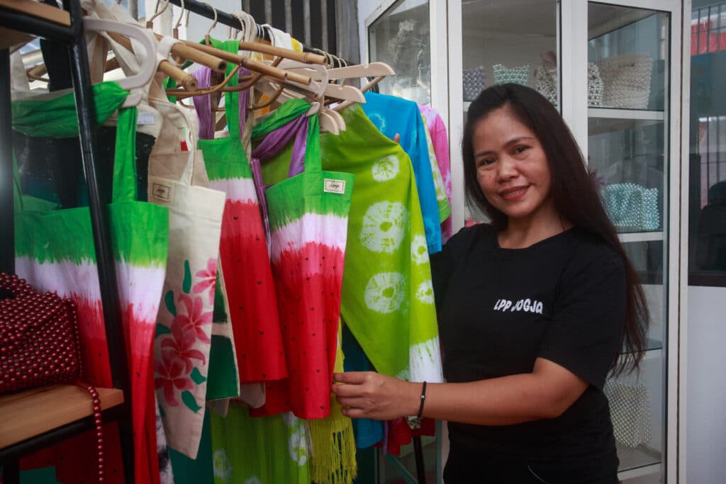 Veloso homecoming on Dec. 18, says Indonesian official. PRODUCTIVE IN PRISON In this Dec. 13 photo, Mary Jane Veloso, a Filipino drug convict on death row in Indonesia, shows a batik design she created during her time at Yogyakarta Women Correctional Institution. Veloso describes her impending custody transfer to Manila as a “miracle.” —Agence France-Presse