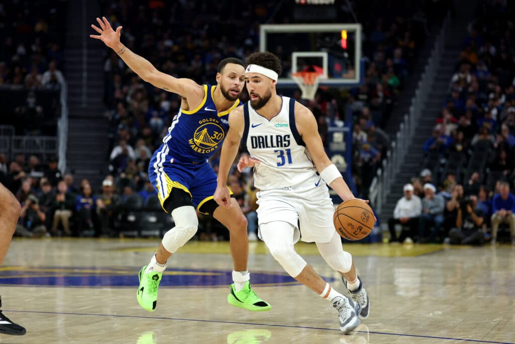 Klay Thompson #31 of the Dallas Mavericks is guarded by Stephen Curry #30 of the Golden State Warriors in the first half at Chase Center on December 15, 2024 in San Francisco, California. | Photo by  Ezra Shaw/Getty Images/AFP