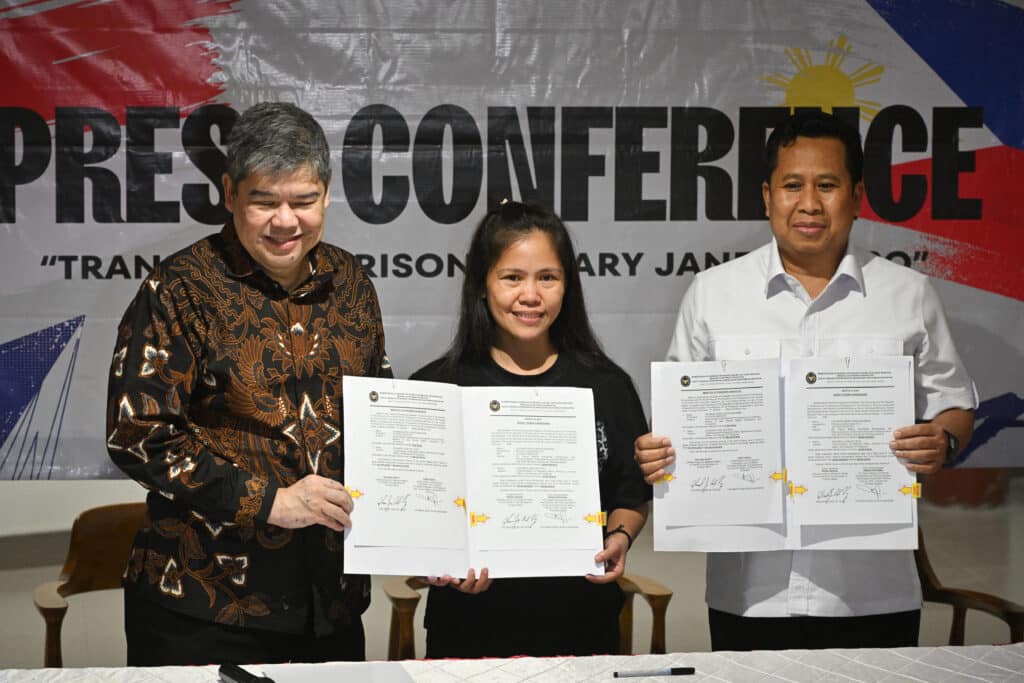 Filipina inmate on Indonesia death row Mary Jane Veloso (center), Philippine Foreign Undersecretary (Deputy Minister) for Migration Affairs Eduardo José A. de Vega (L), Indonesia's Deputy Coordinator of Immigration and Corrections Nyoman Gede Surya Mataram show signed transfer documents during a press conference at the Soekarno-Hatta International Airport in Tangerang on December 17, 2024, before her repatriation to Philippines. | Photo by Juni KRISWANTO / AFP