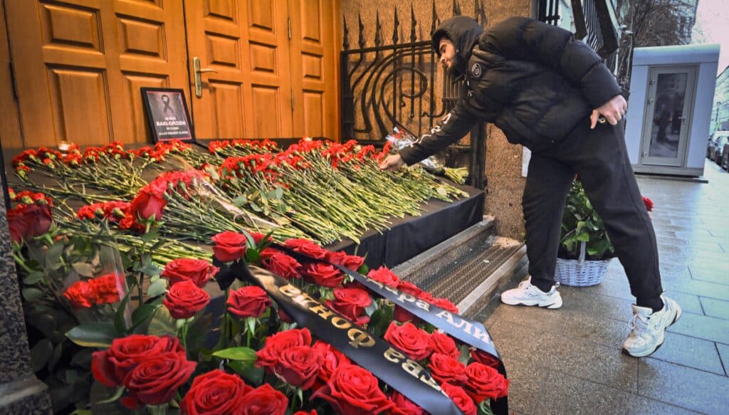 A man lays flowers to Azerbaijan's Embassy in Moscow on December 26, 2024 paying tribute to the victims of Azerbaijan Airlines' plane crash. | Photo by Alexander NEMENOV / AFP