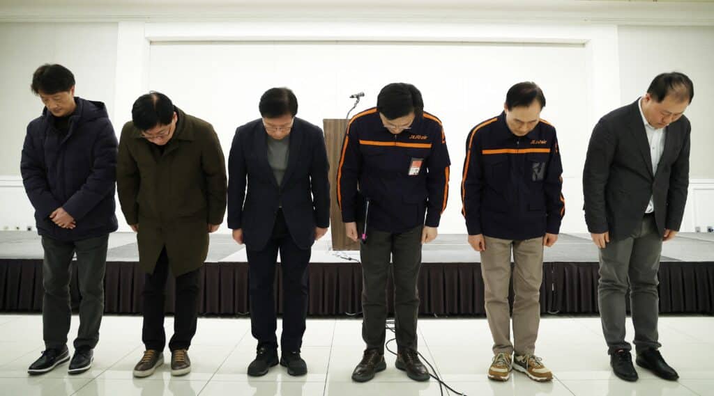 Jeju Air CEO Kim E-bae (3rd-R) and other executive members bow in apology ahead of a briefing in Seoul on December 29, 2024, after a Jeju Air plane carrying 181 people from Thailand to South Korea crashed and burst into flames on arrival at Muan International Airport. | Photo by YONHAP / AFP