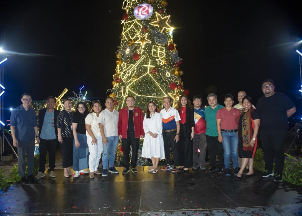 The holiday display is the result of a collaboration between the Local Government Unit of Cebu City, Robinsons Land Corporation, and NUSTAR Resort Cebu’s The Mall. This is their fourth year to do so. 