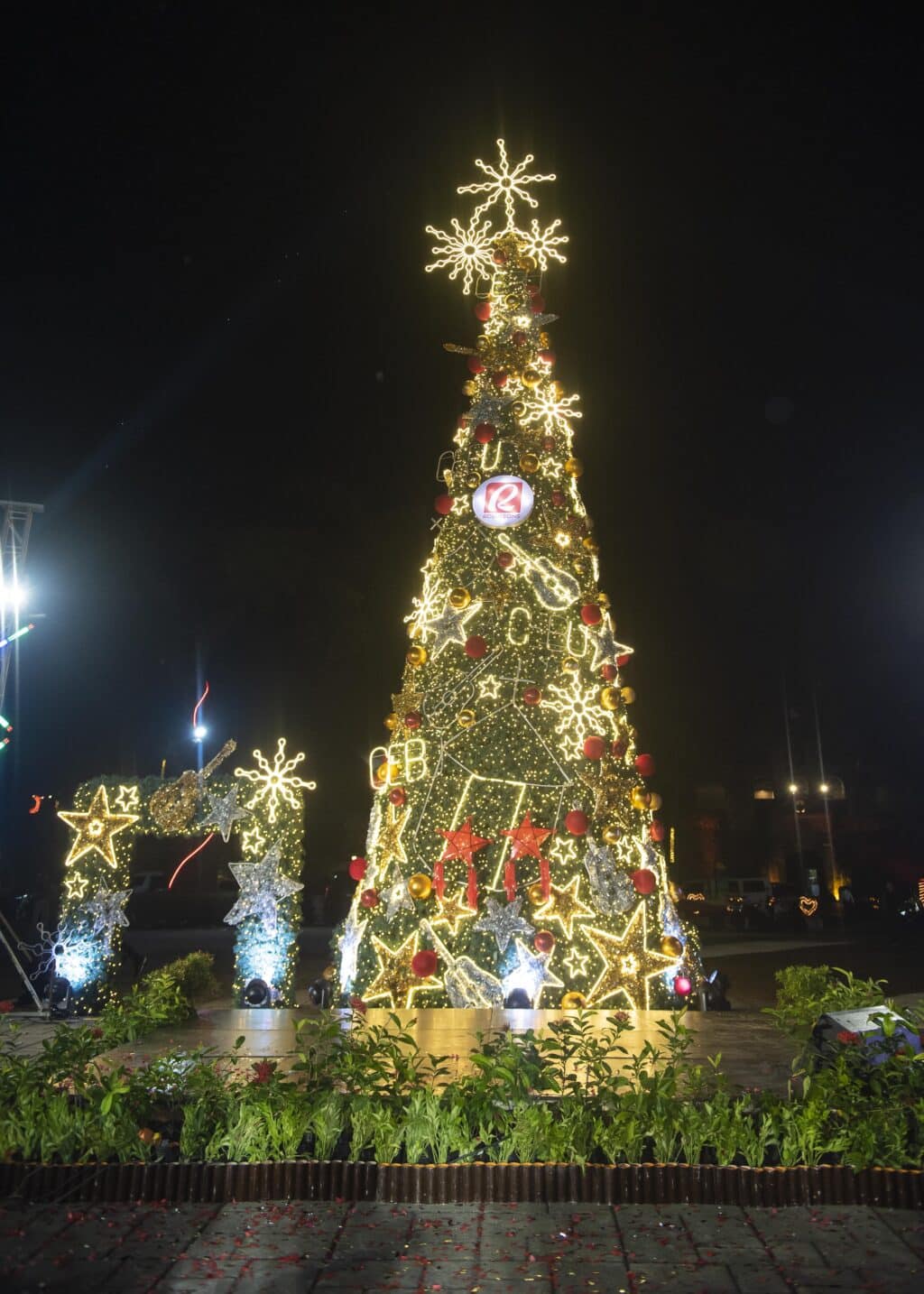 The holiday display is the result of a collaboration between the Local Government Unit of Cebu City, Robinsons Land Corporation, and NUSTAR Resort Cebu’s The Mall. This is their fourth year to do so. 