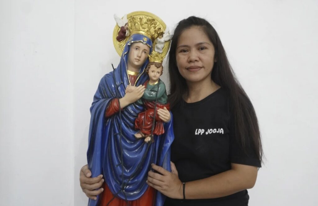 Filipino death-row drug convict Mary Jane Veloso poses for a photo with a Mother Mary statue during a Christmas event at the Yogyakarta Women's Prison in Gunung Kidul, Indonesia, Tuesday, Dec. 10, 2024. (AP Photo/Slamet Riyadi)